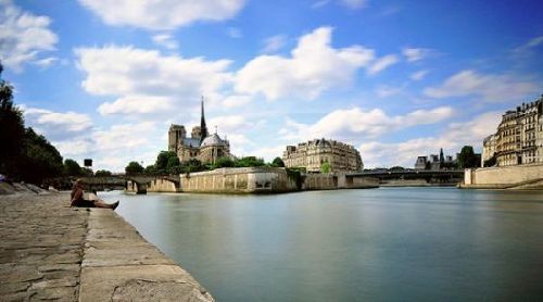 圣路易島(Île Saint-Louis)為巴黎塞納河上的小島，位于巴黎的中心。