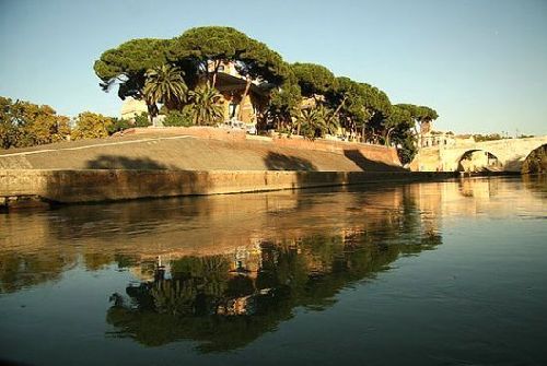 Isola Tiberina，中文譯為“臺伯島”，是意大利的羅馬市內(nèi)臺伯河彎曲處的一個船形河中小島