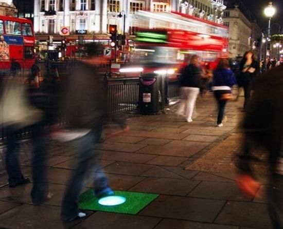 英學(xué)生發(fā)明利用路人踩踏發(fā)電發(fā)光地磚