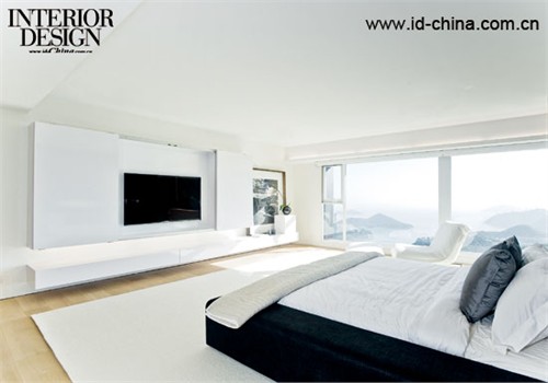 上層的臥室沿用了白色為主色調(diào)，純凈的白色是窗外風(fēng)景的最佳背景。