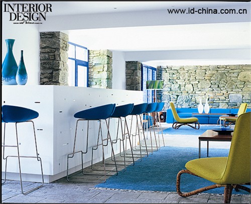 Mykonos Theoxenia公共餐區(qū)，面向愛琴海的美好風景，藍色蔓延到了室內(nèi)。