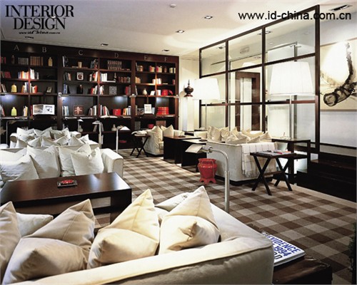 Gallery Hotel Art內(nèi)氣氛清雅的書吧。
