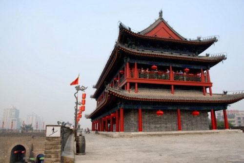 西安投120億改造古城墻 被質(zhì)疑本末倒置1