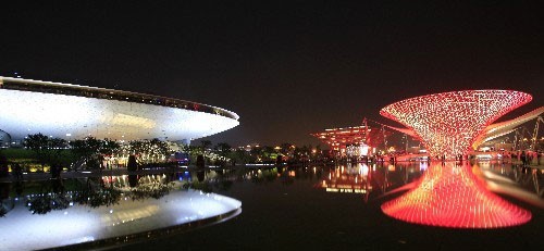 6月2日,上海世博中國館、世博文化中心以及世博軸夜景。