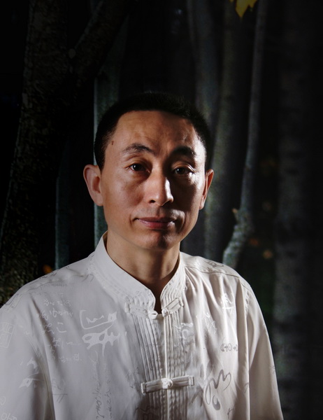 深圳市建藝裝飾設(shè)計(jì)工程有限公司設(shè)計(jì)部經(jīng)理嚴(yán)一倫1