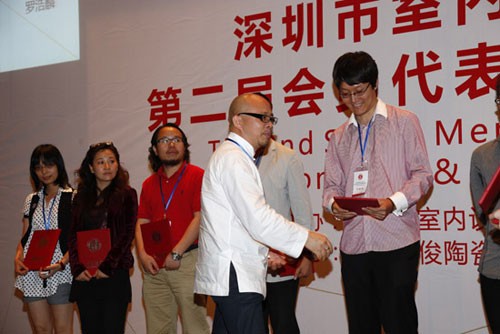 深圳市室內(nèi)設(shè)計(jì)師協(xié)會(huì)第二屆理事會(huì)2010—2011當(dāng)值會(huì)長(zhǎng)楊邦勝為“2009年度優(yōu)秀室內(nèi)設(shè)計(jì)師”頒獎(jiǎng)
