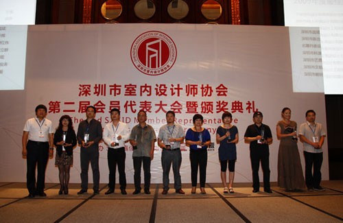 天津美術(shù)學(xué)院設(shè)計(jì)學(xué)院副院長(zhǎng)彭軍教授為“2009年度最佳室內(nèi)設(shè)計(jì)師”獲得者頒獎(jiǎng)