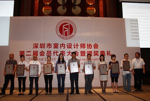 中央美術(shù)學(xué)院建筑學(xué)院副院長(zhǎng)王鐵教授為“2009年度最佳室內(nèi)設(shè)計(jì)公司”獲得者頒獎(jiǎng)