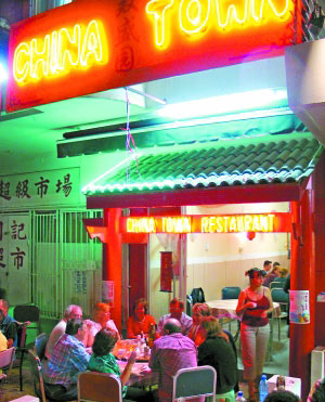 許多南非當(dāng)?shù)厝硕紣鄣郊s堡唐人街來(lái)吃中國(guó)菜