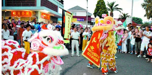 農(nóng)歷新年時(shí),南非約堡的華人齊聚唐人街喜慶過年