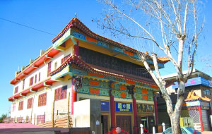 陳煥全將自己的住所設(shè)計(jì)并建筑成一座氣宇不凡的仿古建筑
