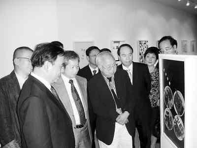 “漢字藝術(shù)海報(bào)設(shè)計(jì)交流展”臺(tái)北開幕 