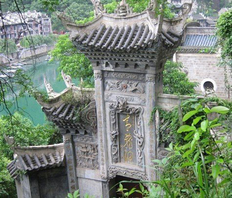兩岸絕壁起煙云，樓閣高掛青龍騰
