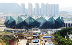 正在建設(shè)中的大運(yùn)中心主體育場(chǎng)。