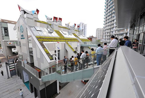 游客在世博園“倫敦零碳館”參觀(6月4日攝)。