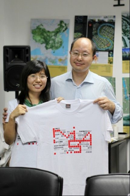2010屆MSLA畢業(yè)生向老師們贈送畢業(yè)衫