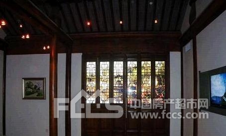 二樓墻上掛著的卷軸畫實為LED顯示屏 