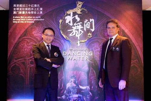 新濠博亞娛樂有限公司之娛樂及項(xiàng)目副總裁余耀雄先生與Franco Dragone娛樂集團(tuán)市場(chǎng)部總監(jiān)Robert Juarez先生合影，并向在場(chǎng)所有嘉賓推介在全球最大型水上匯演《水舞間》。