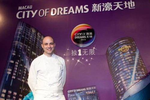 來自澳門新濠鋒酒店奧羅拉餐廳的總廚Michele dell’Aquila先生亦來到北京，一同為現(xiàn)場(chǎng)賓客帶來美食饗宴。Mr. Michele dell’Aquila先生有14年餐飲經(jīng)驗(yàn)，讓所有來到澳門新濠鋒酒店的賓客可以一享來自南意大利的地道美食。