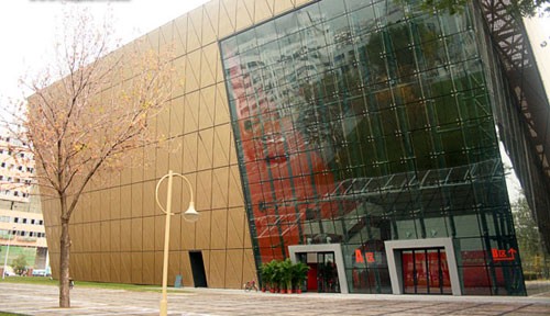 天津大學新體育館方正的造型金色的幕墻新穎獨特