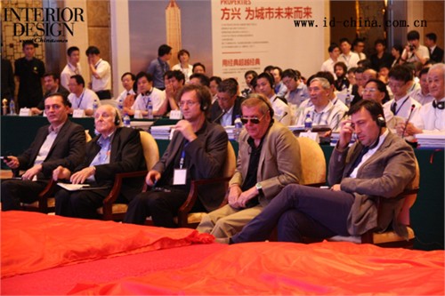 投標(biāo)的五位建筑師事務(wù)所代表：（左起）zaha hadid事務(wù)所Patrik Schumacher、漢斯?霍萊茵、保羅?安德魯事務(wù)所合伙人、藍(lán)天組沃爾夫?D?普瑞克斯、馬可